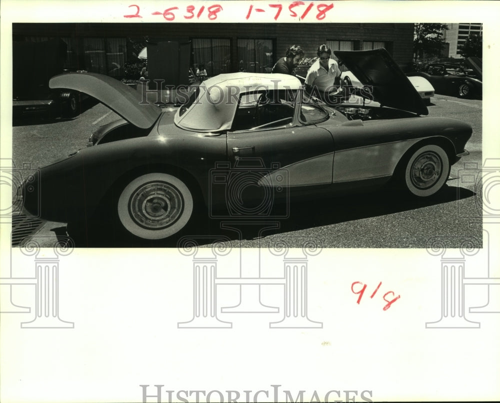 1988 Press Photo Judges inspect cars at the Crescent City Corvette Club show- Historic Images