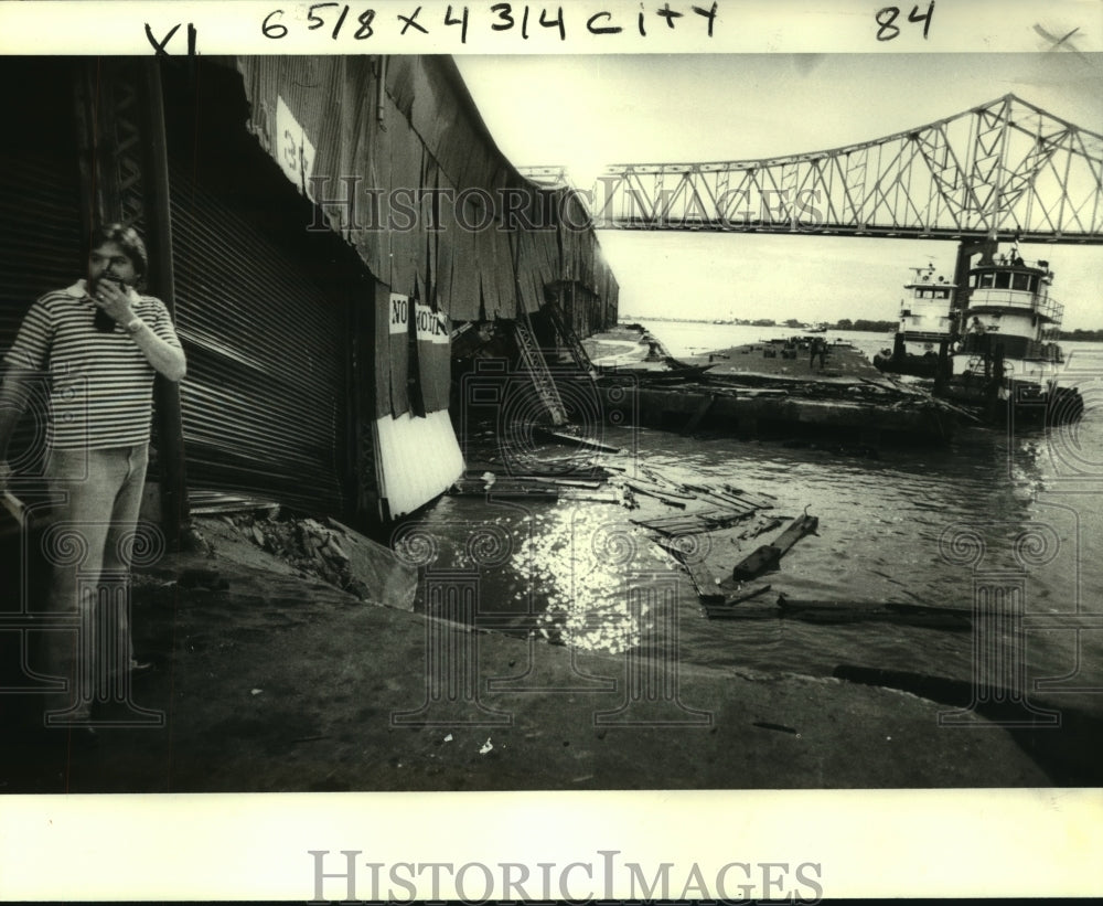 1979 Press Photo Debris floats around Robin st. wharf after a barge swung loose- Historic Images