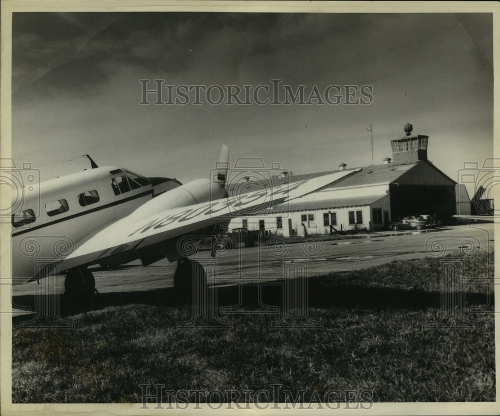 1950 Press Photo A plane at Alvin Callender Field in Belle Chasse - not03118