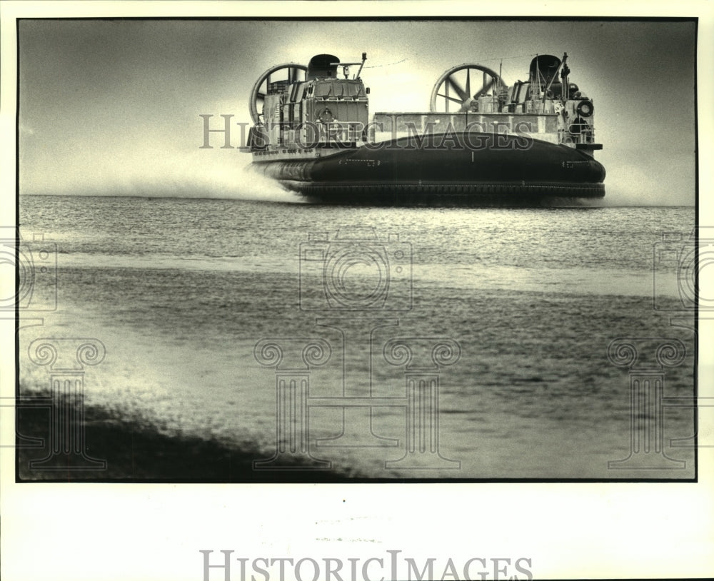 1987 Press Photo A Hovercraft built by Bell Halter Shipyards on Chef Highway- Historic Images