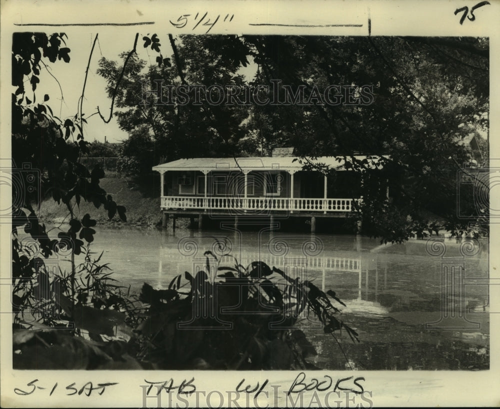 1975 Press Photo An empty raised cottage, desolate on the Bayou Lafourche