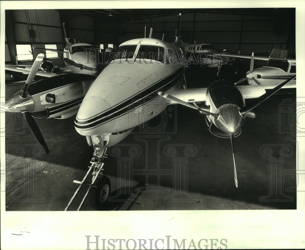 1986 Press Photo Three large planes in the hangar, Baton Rouge municipal airport- Historic Images