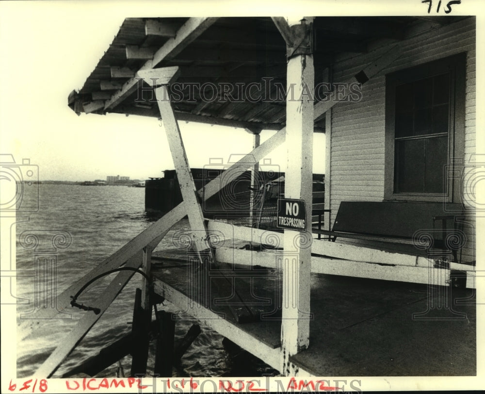 1983 Press Photo A fishing camp on Hayne &amp; Crowder after being hit by barges- Historic Images