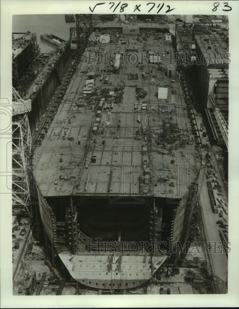 1977 Press Photo An unfinished large tanker being built at Avondale Shipyards- Historic Images