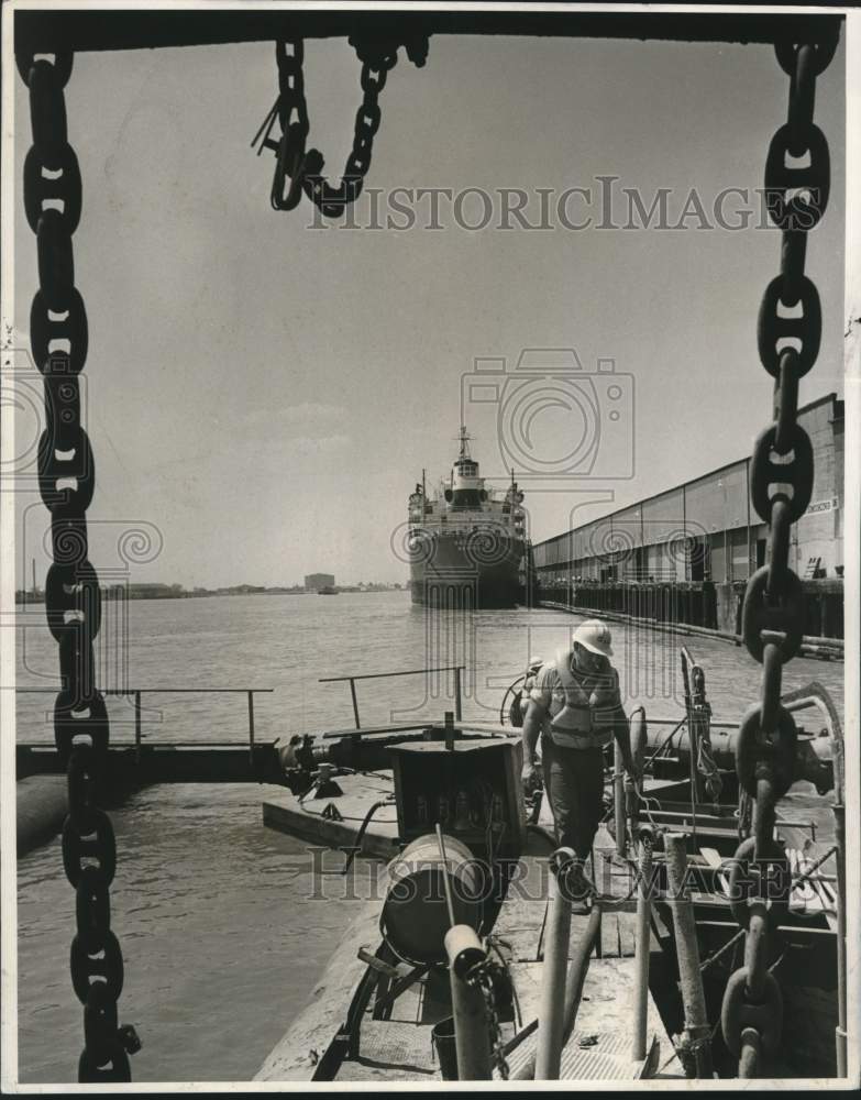 1969 Press Photo New Orleans- Dredge is Called to Lower Bottom When Dock is Free- Historic Images