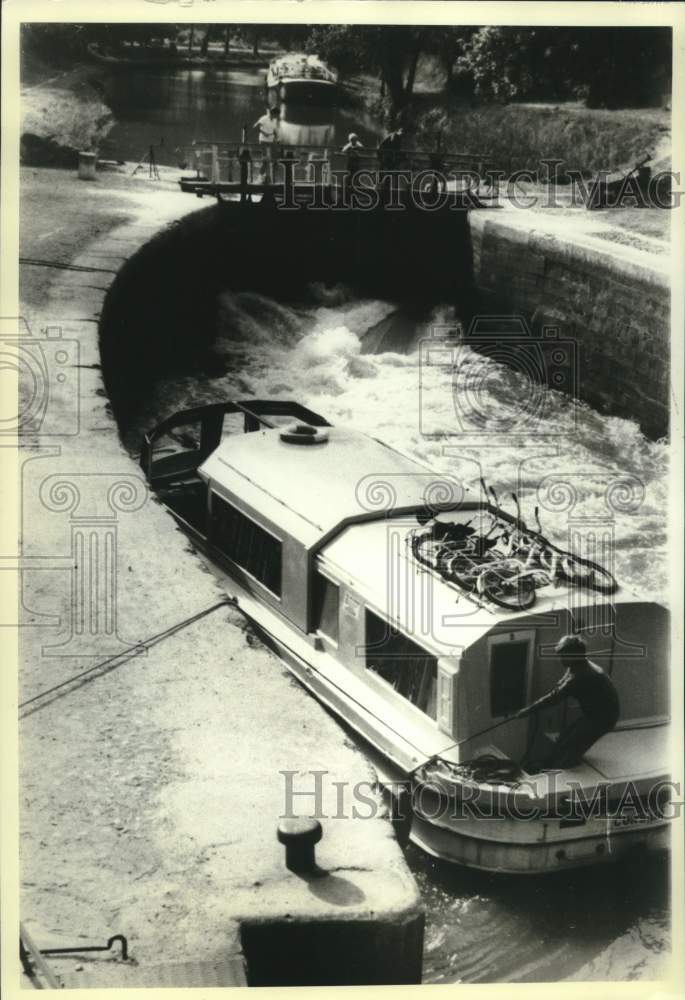 1983 Press Photo Barge Tied Up at a French Lock in France- Historic Images