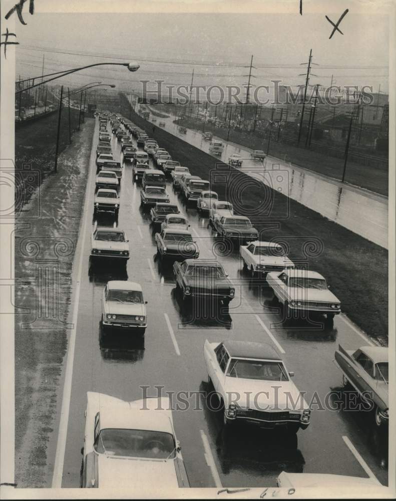 1968 Press Photo New Orleans - Cars Backed in Rain on Pontchartrain Expressway- Historic Images