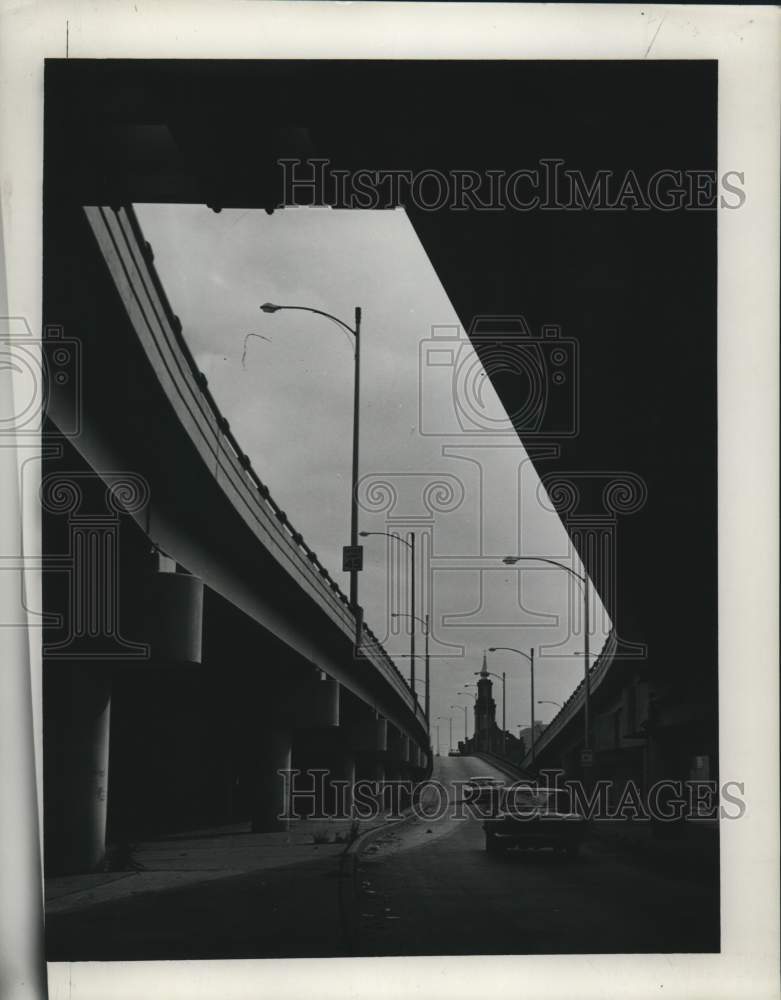 1964 Press Photo New Orleans - Car Heads to Bridge on Pontchartrain Expressway- Historic Images