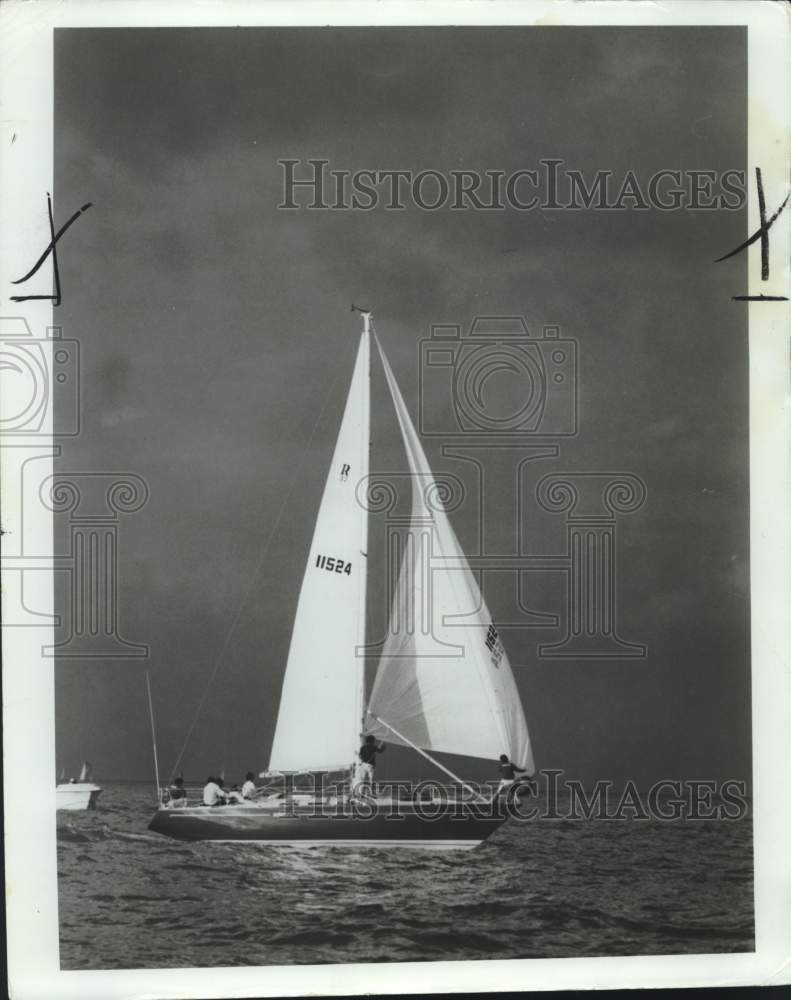 1980 Press Photo Boat Racing - Crew Sailing in Sailboat - not04454
