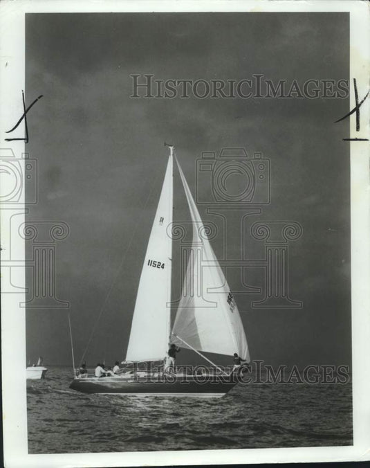 1980 Press Photo Boat Racing - Crew Sailing in Sailboat - not04454