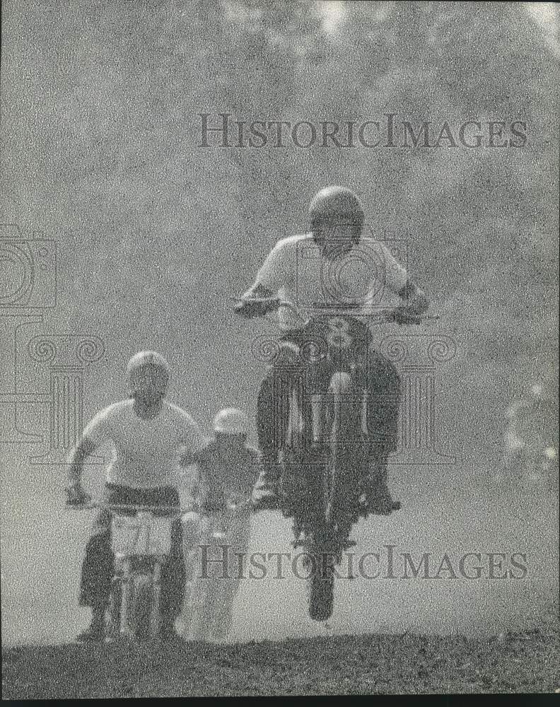 1971 Press Photo Motorcycle racers in action in New Orleans - not04598- Historic Images