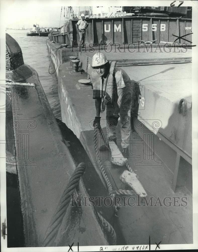 1974 Press Photo Jason Smith catches a line from his tugboat namesake- Historic Images