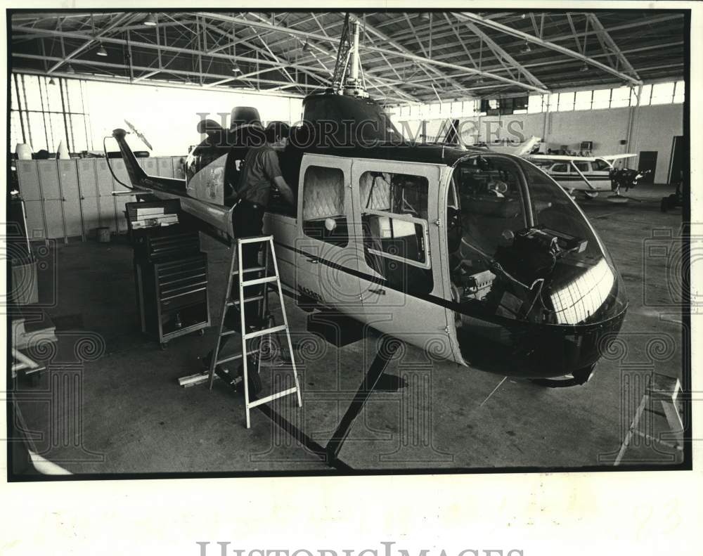 1981 Press Photo Mechanic Checks Helicopter Owned By New Orleans Levee Board
