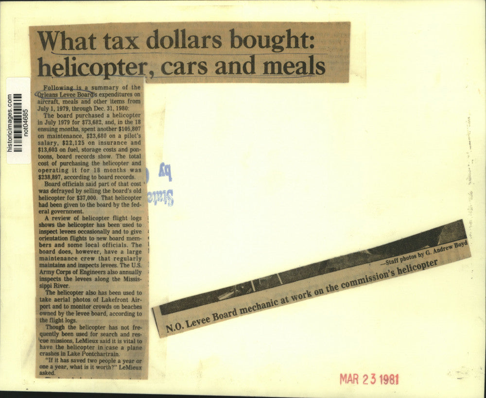 1981 Press Photo Mechanic Checks Helicopter Owned By New Orleans Levee Board