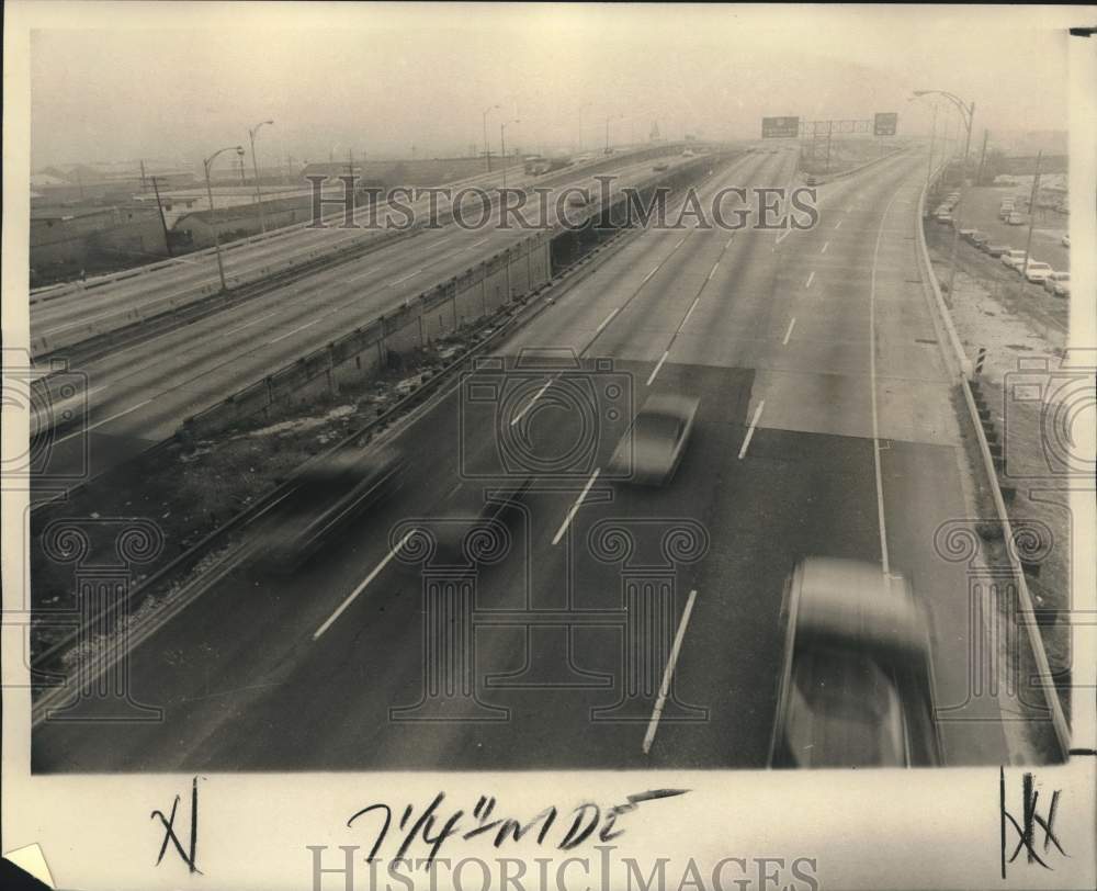 1974 Press Photo Pontchartrain Expressway cars speeds by - not05125