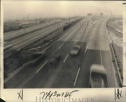 1974 Press Photo Pontchartrain Expressway cars speeds by - not05125