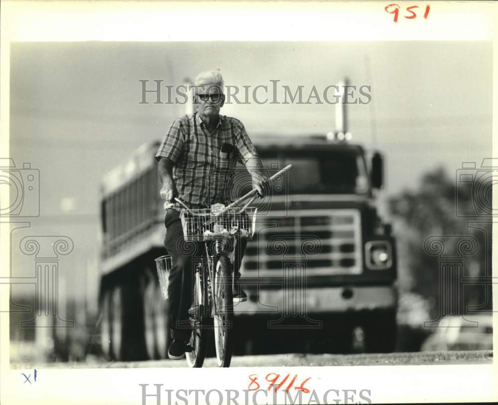 1988 Press Photo Hugh Hemphill bikes along Pontchartrain Drive - not05153