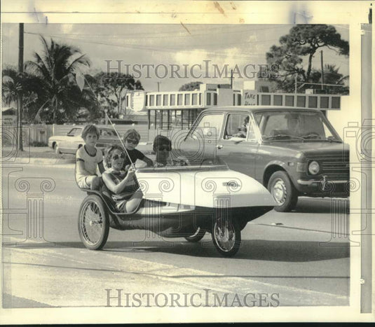 1974 Press Photo The Holland Family Enjoys Crusing In Their PPV, Fort Lauderdale- Historic Images