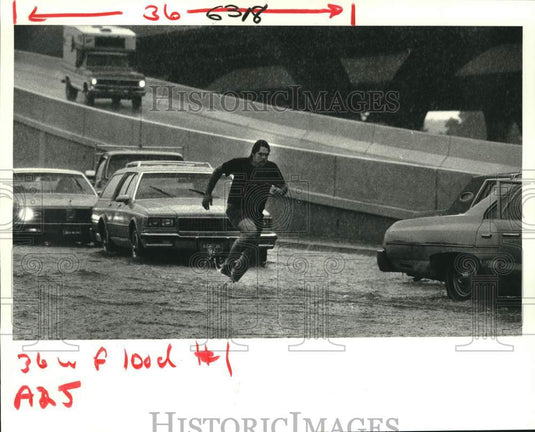1985 Press Photo Car Stalls On Flooded Westbank Expressway, Man Runs For Help- Historic Images