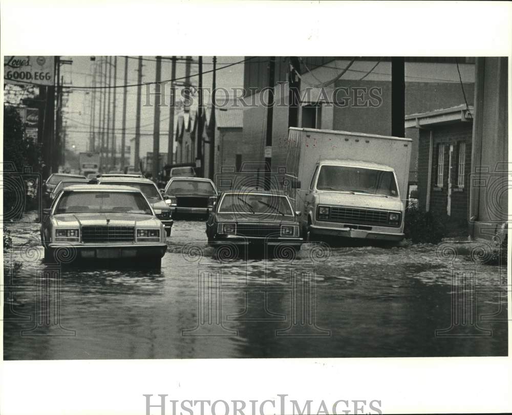 1985 Press Photo Heavy Downpour Causes Euphrosine Street To Flood, New Orleans