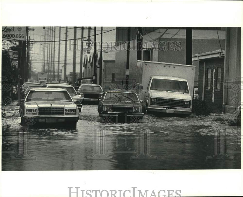 Load image into Gallery viewer, 1985 Press Photo Heavy Downpour Causes Euphrosine Street To Flood, New Orleans

