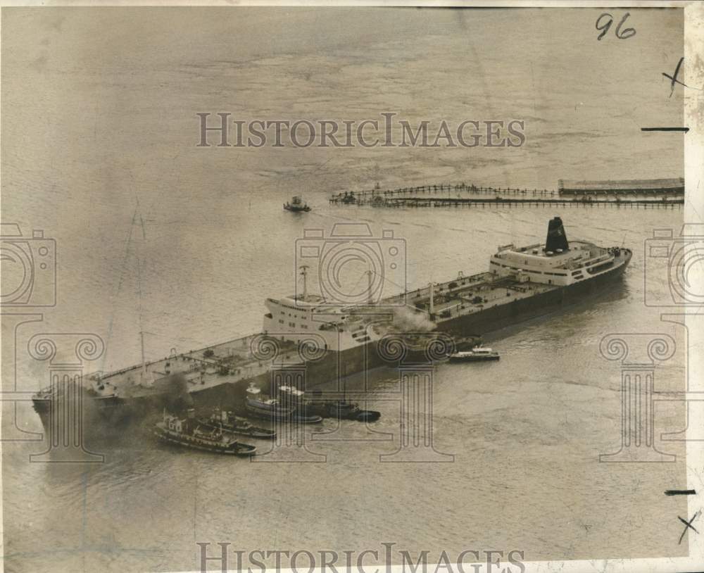 1964 Press Photo Tugs Work To Free Freighter Manhattan, Grounded In Mississippi- Historic Images