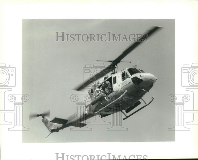 Load image into Gallery viewer, 1993 Press Photo Marine helicopter visits Vic Pitre Elementary School
