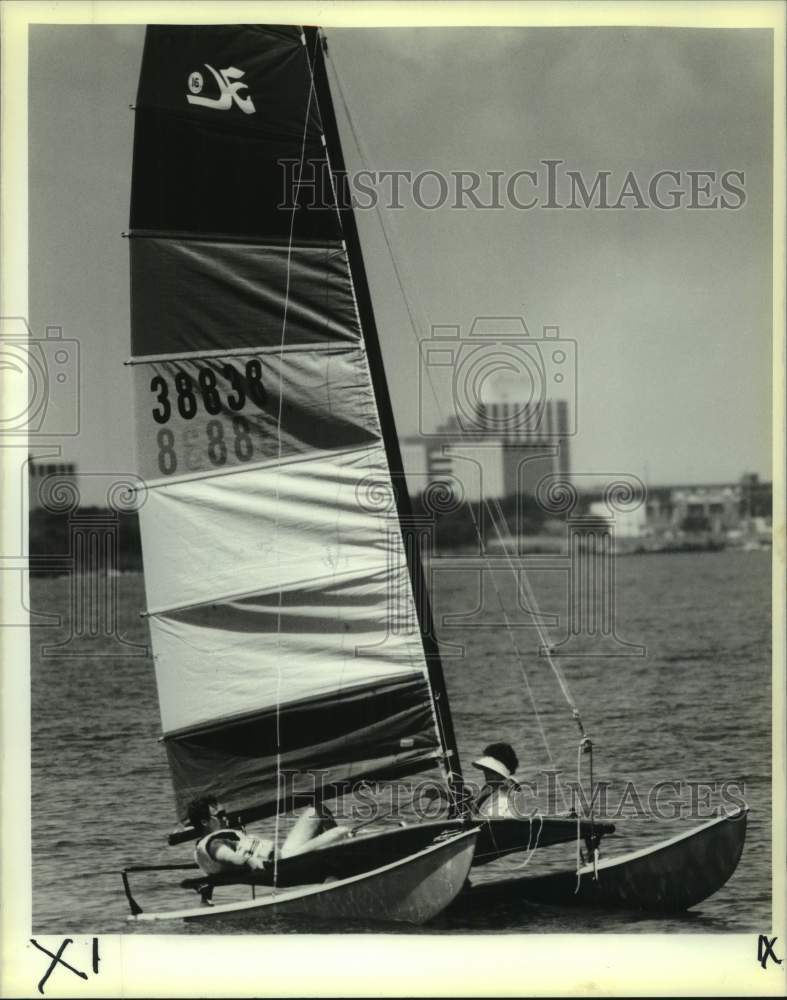 Load image into Gallery viewer, 1988 Press Photo Sailing fans, Bill and Christine Felder on Lake Pontchartrain
