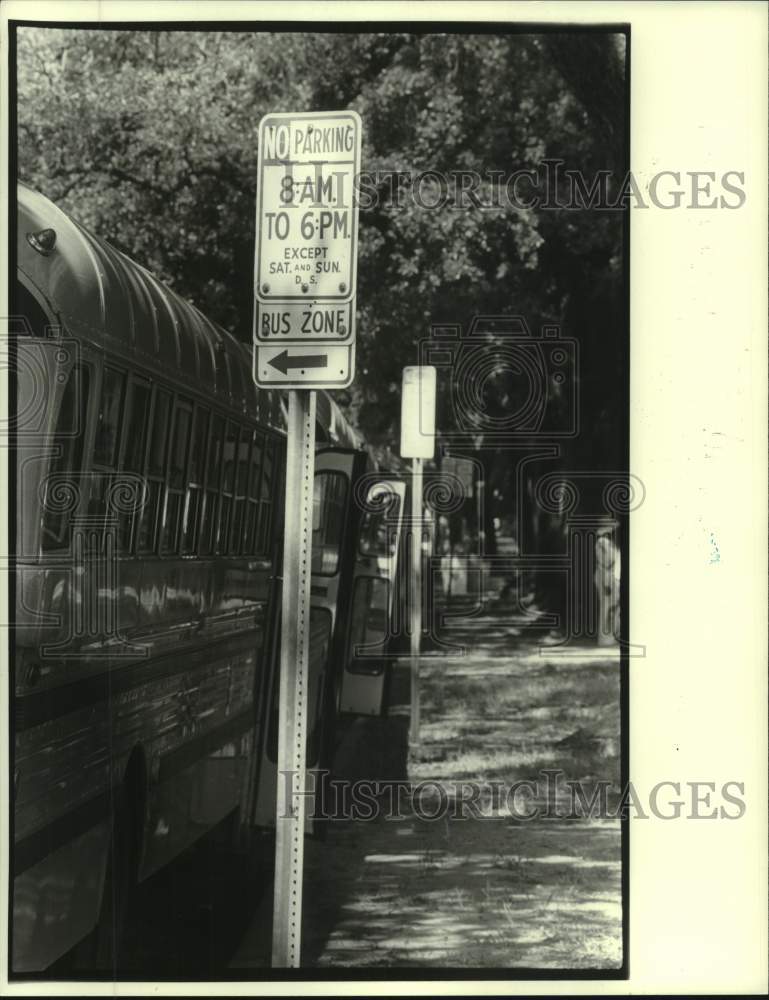 1978 Press Photo School buses lined up beside signs - not05901- Historic Images