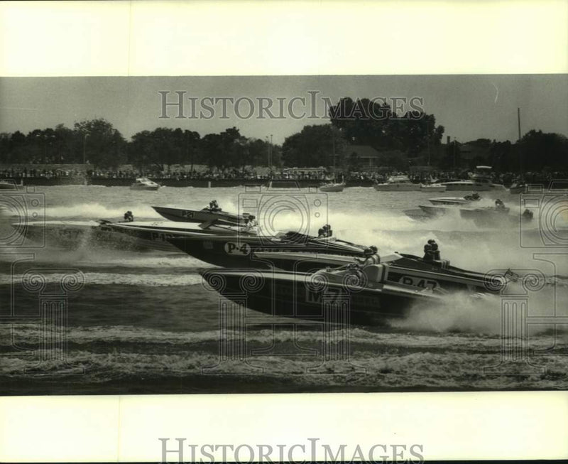 Load image into Gallery viewer, 1980 Press Photo Start Of Performance Class Race, Halter 200, Lake Pontchartrain
