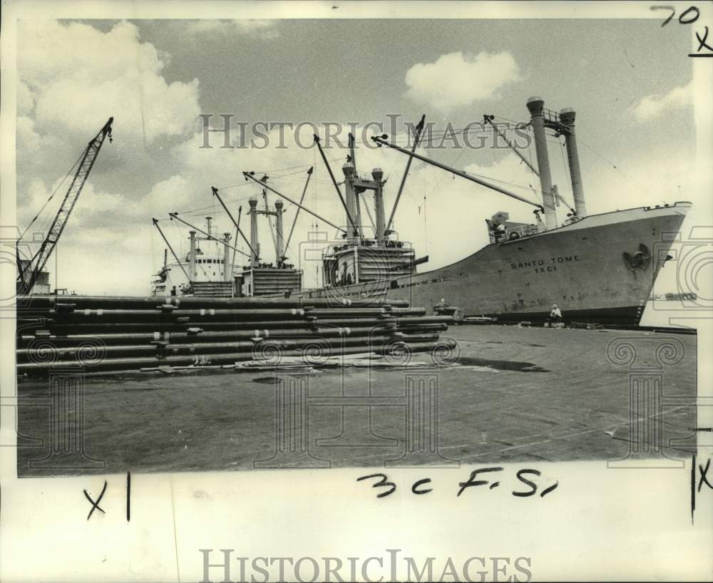 1973 Press Photo Oil field pipes unloaded from the Venezuelan vessel Santo Tome