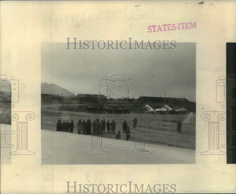 1968 Press Photo Soviet soldiers stand on runway near US airplane forced to land- Historic Images