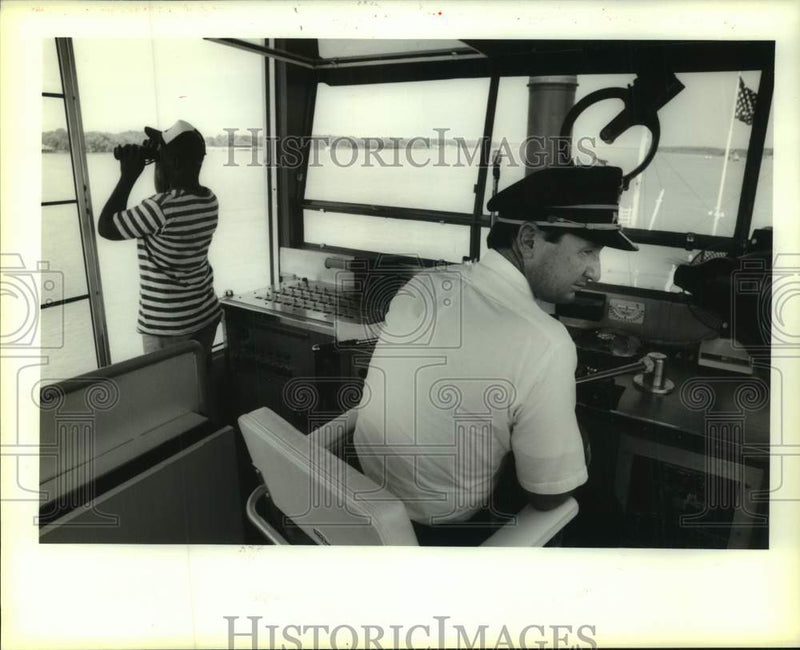Load image into Gallery viewer, 1990 Press Photo Pilot Steve Nicoulin at Natchez helm with Eddie Williams
