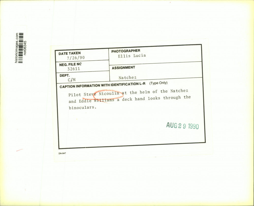 1990 Press Photo Pilot Steve Nicoulin at Natchez helm with Eddie Williams