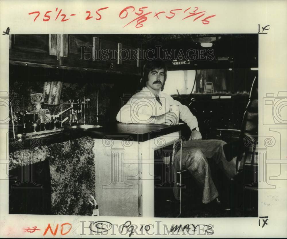 1976 Press Photo Darrell Mueller, president of Bayou Van Club in the Cajun Queen- Historic Images