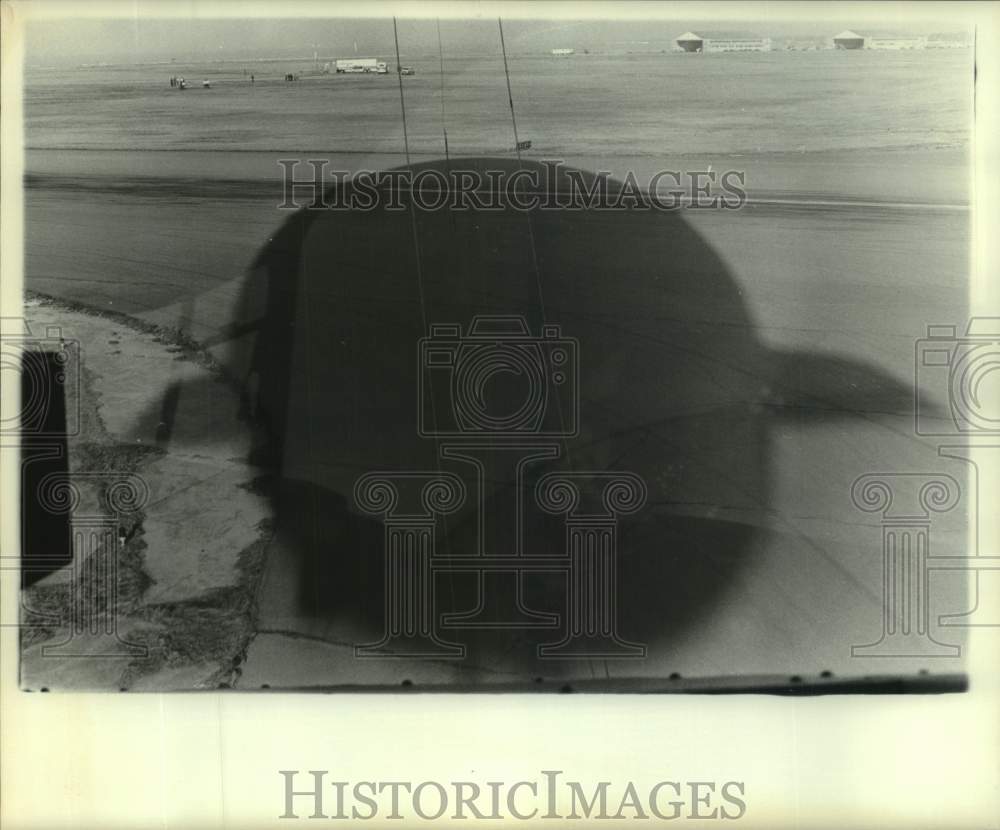 1971 Press Photo Giant Shadow Of The Goodyear Blimp - not06498