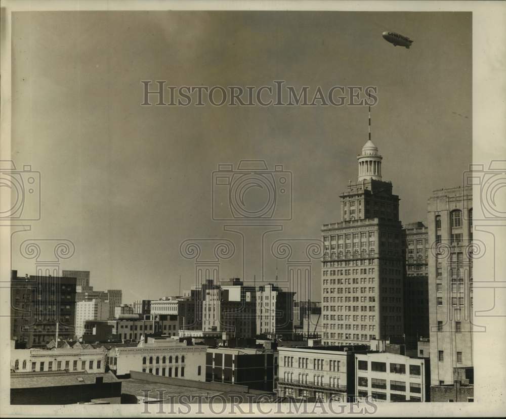 1961 Press Photo The Goodyear Blimp Flies High Over The City Of New Orleans, LA- Historic Images