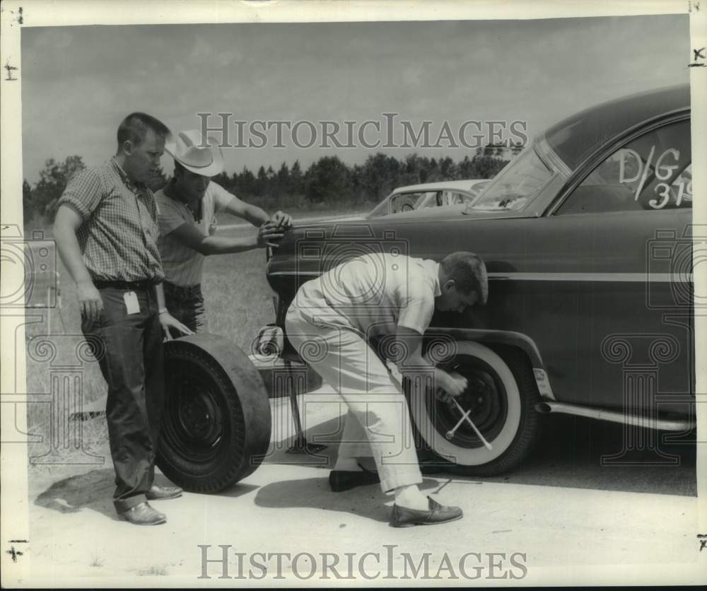 1960 Press Photo Bill Tripoli and dragster crew change car tires. - not06679- Historic Images