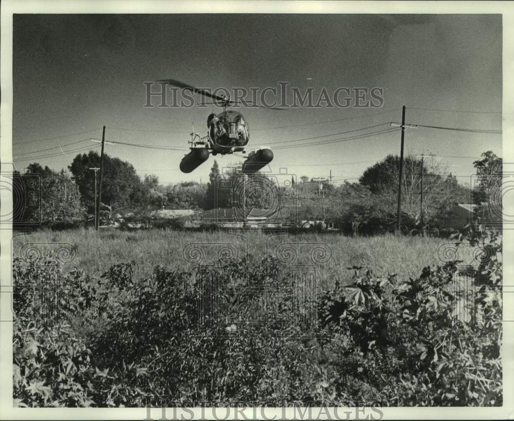 1975 Press Photo Jefferson Parish Sheriff Department's helicopter landing