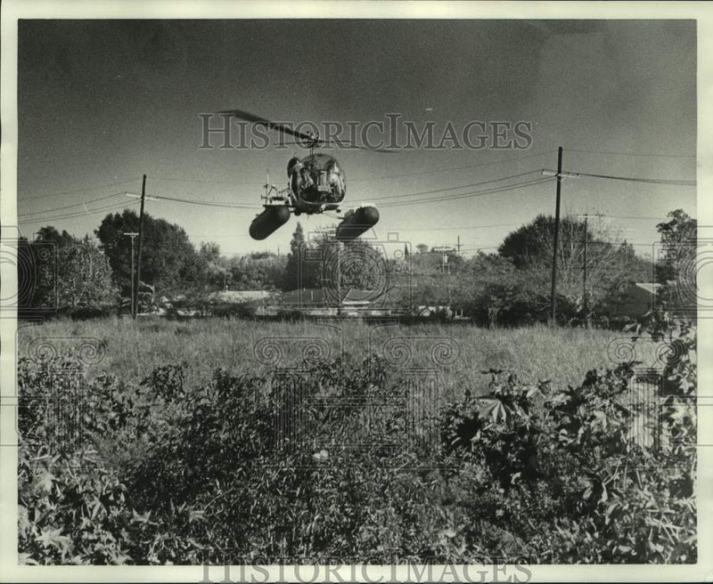 Load image into Gallery viewer, 1975 Press Photo Jefferson Parish Sheriff Department's helicopter landing
