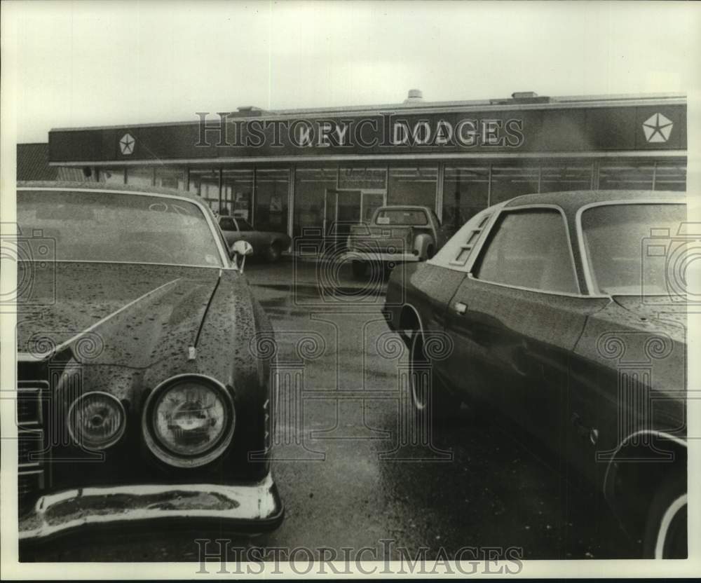 1976 Press Photo Key Dodge dealership at 1660 Westbank Expressway, - not06760
