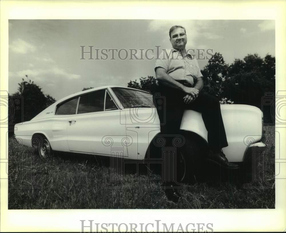 1990 Press Photo August Lorio of Gretna with his 1966 Charger - not06835