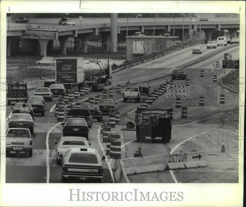 Load image into Gallery viewer, 1990 Press Photo Traffic build-up at the De Gualle Overpass Construction site
