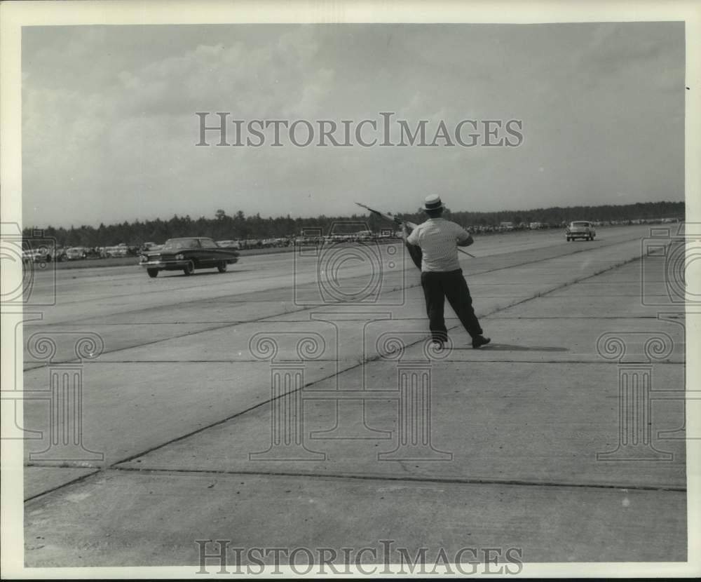 1960 Press Photo Cars racing down the race track - not07036- Historic Images