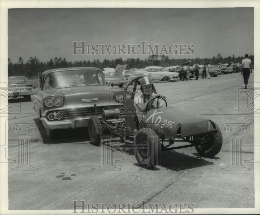 1960 Press Photo Racing car being pushed to the starting line before the race- Historic Images