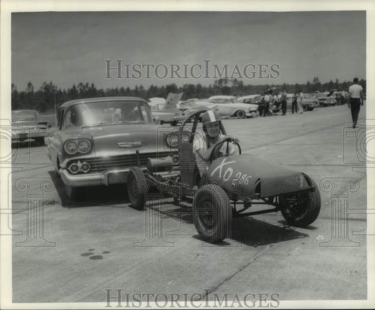1960 Press Photo Racing car being pushed to the starting line before the race- Historic Images
