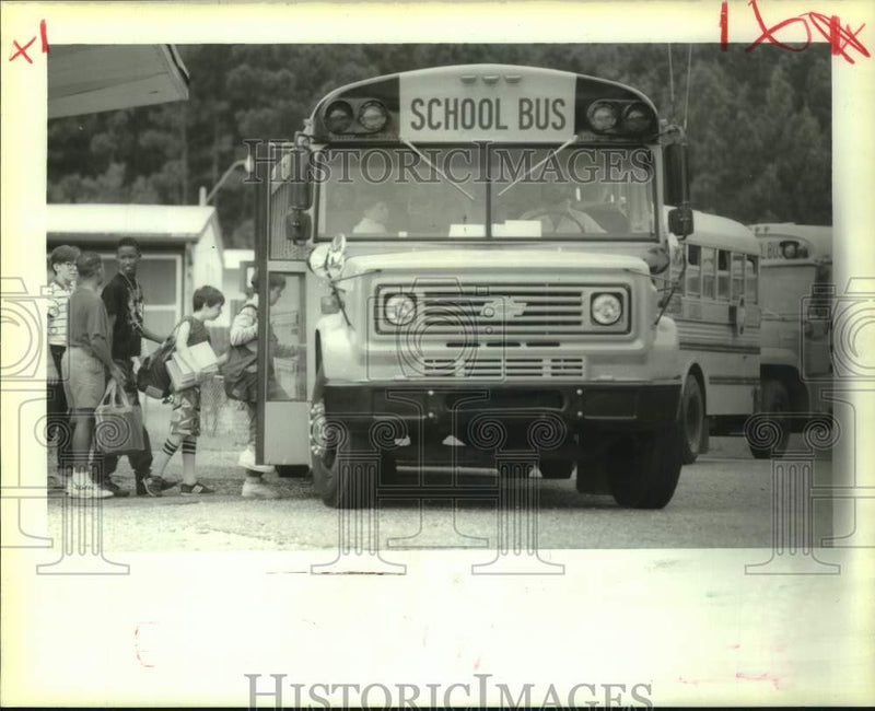 Load image into Gallery viewer, 1988 Press Photo June O. Boyet Junior High students line up for school bus
