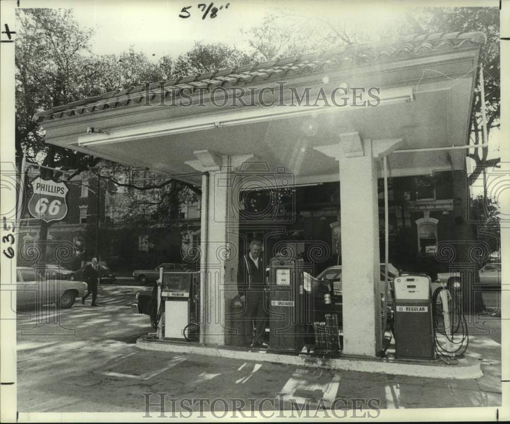 1977 Press Photo Larry Orange and his vintage gas pumps at Phillips 66 Station- Historic Images