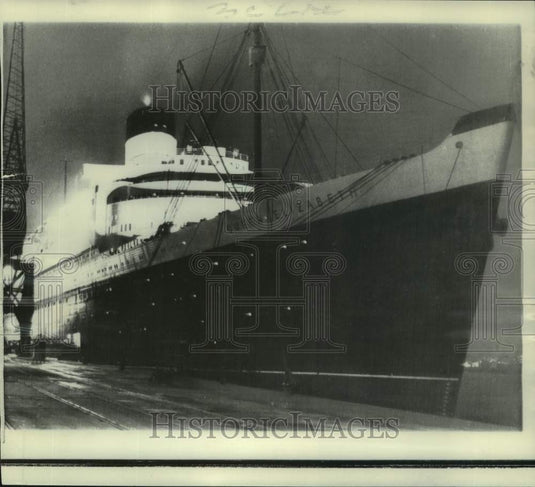 1968 Press Photo Queen Elizabeth rests at Southampton, England berth.
