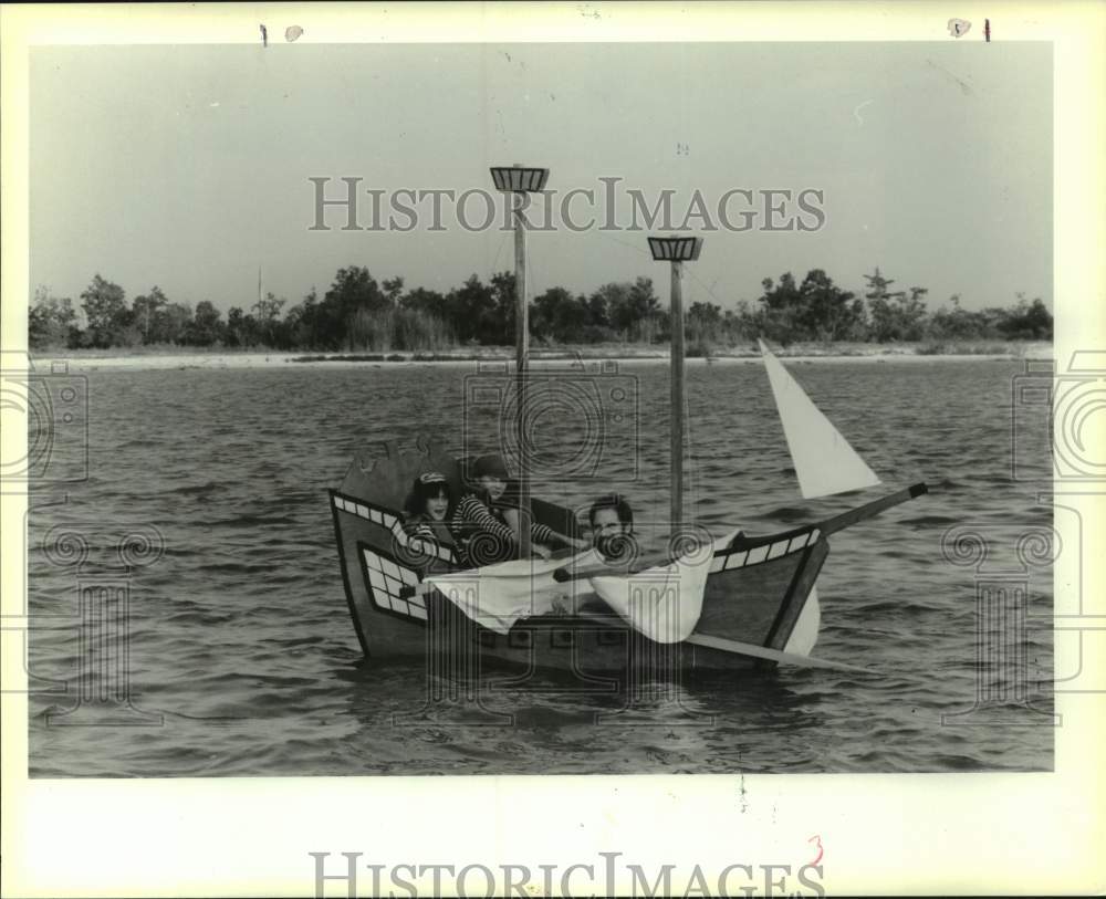 1990 Press Photo Madisonville Wooden Boat Festival participants, the Kemp family